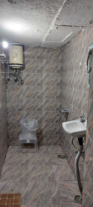 Deluxe Room | Bathroom | Shower, towels, soap, shampoo - Hare Krishna Home Stay (Mussoorie)