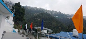 Una escalera que conduce a un edificio con vistas a una ladera con casas.