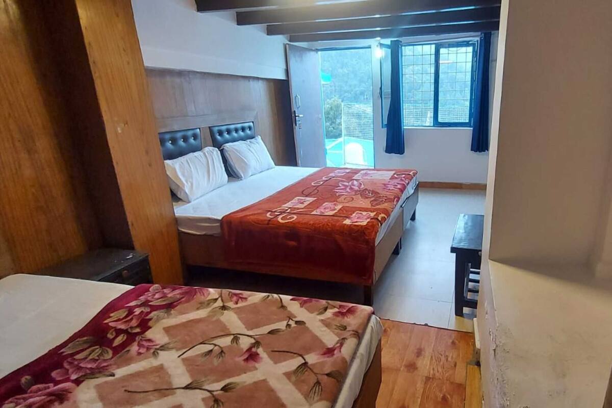 Triple Room | Rollaway beds, bed sheets