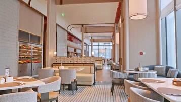 Daily buffet breakfast (CNY 138 per person)