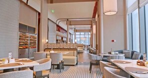 Daily buffet breakfast (CNY 138 per person)