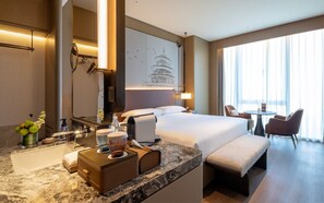 Tweepersoonskamer, uitzicht op stad | Een kluis op de kamer, geluiddichte muren, een strijkplank/strijkijzer