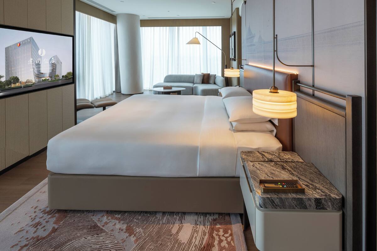 Business Deluxe Queen Size Bed Non Smoking Room | In-room safe, soundproofing, iron/ironing board (on request), free WiFi