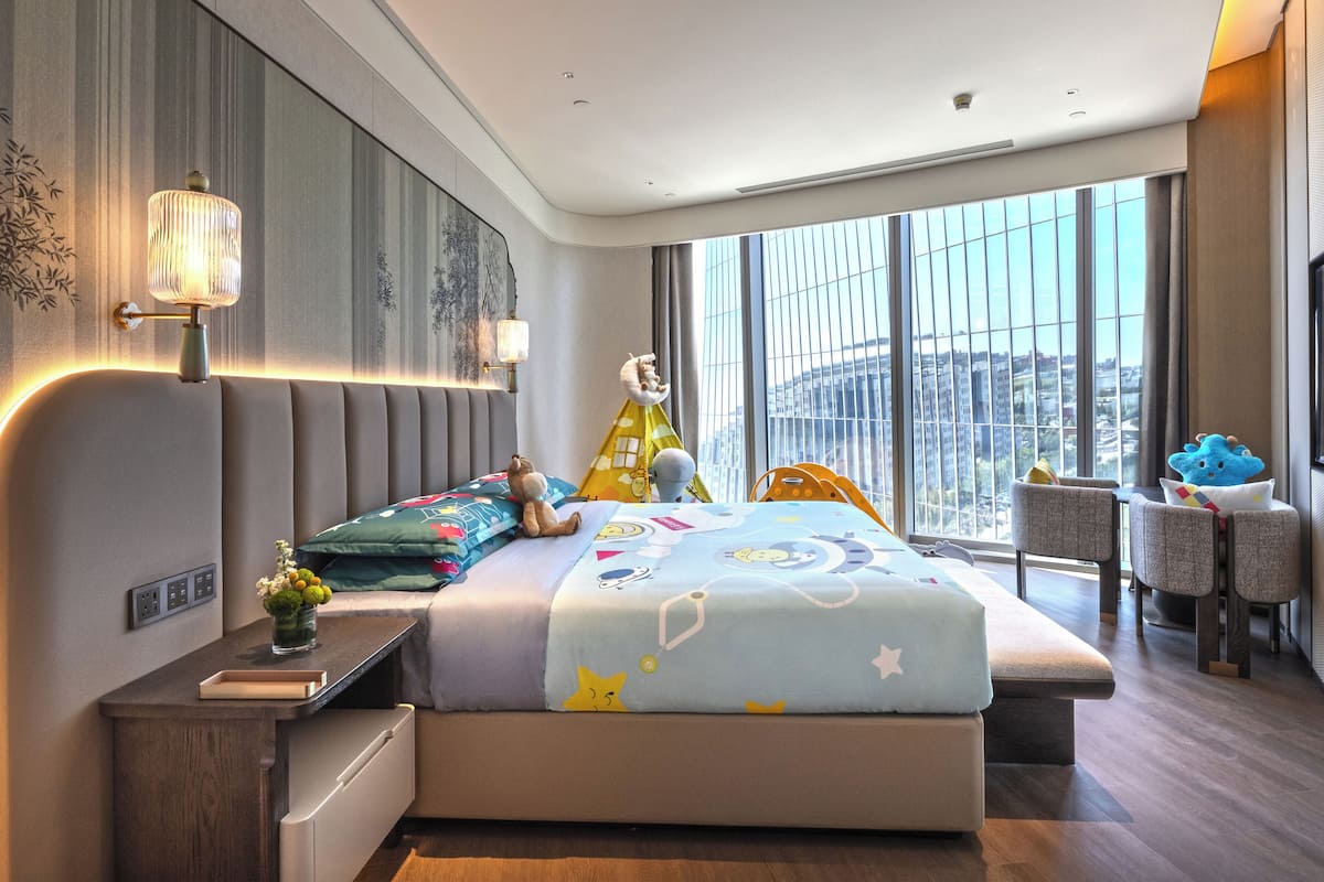 Business Queen Size Bed Non Smoking Room | In-room safe, soundproofing, iron/ironing board (on request), free WiFi