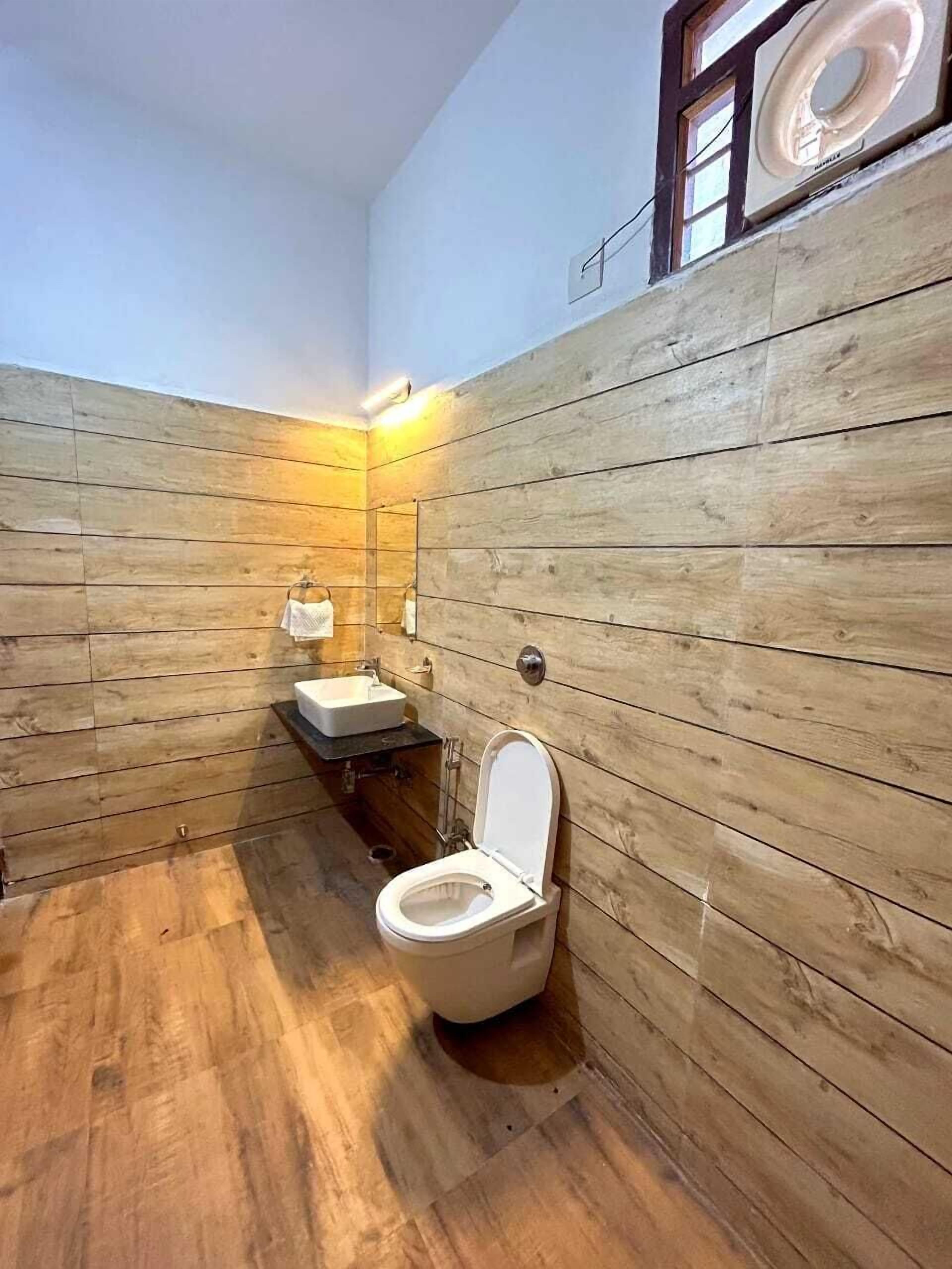 Deluxe Room | Bathroom | Free toiletries, towels, soap, shampoo