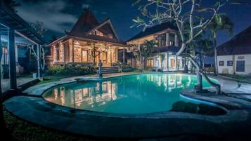 สระว่ายน้ำกลางแจ้ง