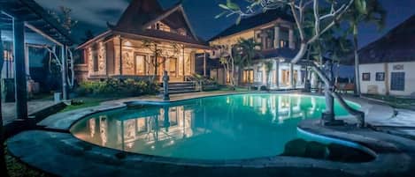 Una piscina al aire libre