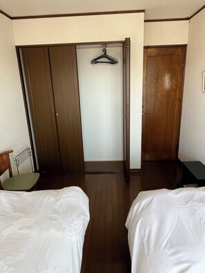 Habitación con 2 camas individuales, vista a la montaña | Wifi gratis 