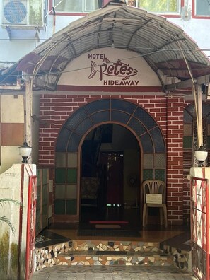 A hotel entrance with a sign reading 'Hotel Pete's Hideaway.' - Hotel Pete's Hideaway (Panaji)