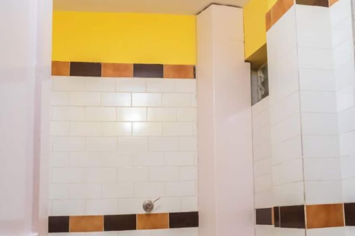 Un baño con inodoro, lavamanos y ducha.