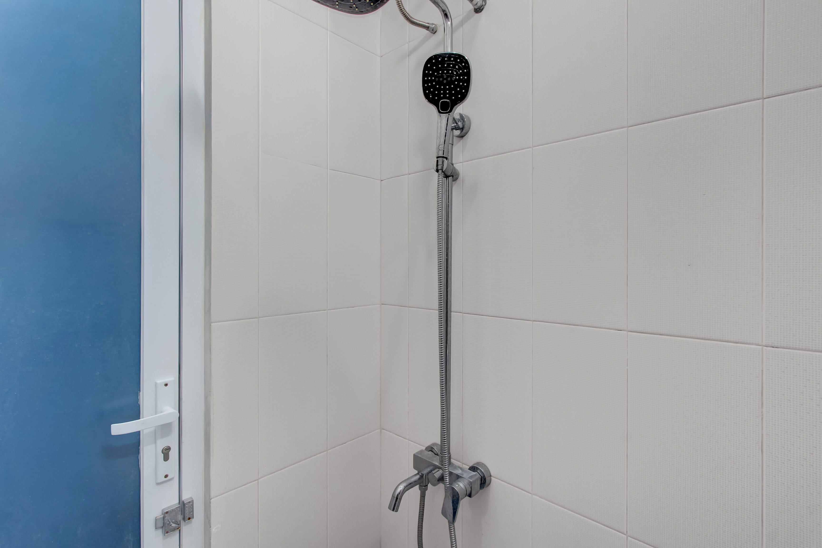 Habitación Deluxe doble | Baño | Ducha, toallas, jabón y papel higiénico
