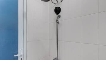 Habitación Deluxe doble | Baño | Ducha, toallas, jabón y papel higiénico