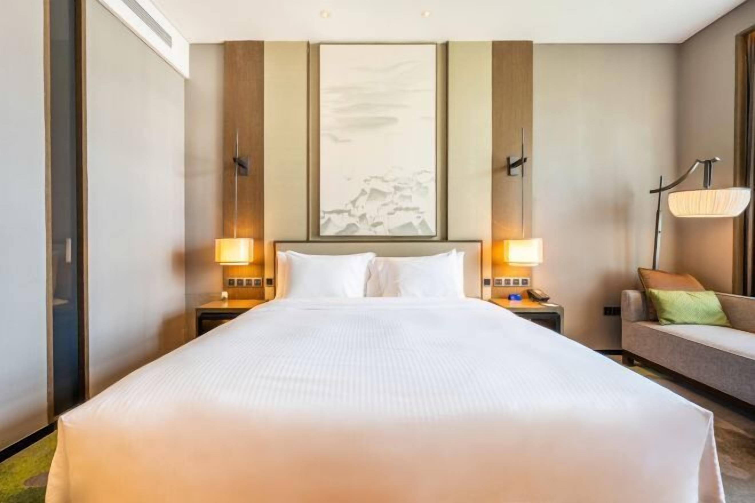 Couette en duvet d'oie, matelas mémoire de forme, minibar