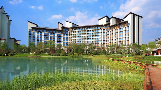 A hotel with multiple floors, a large courtyard, and a pond. - LEBANSHAN HOTELS HEFEI (Hefei)