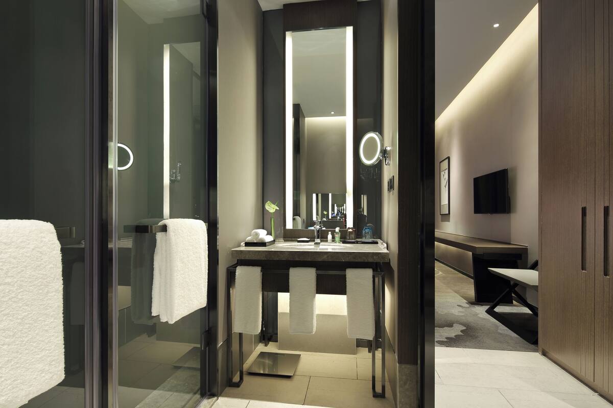 Standard Single Room, 1 King Bed, Courtyard View | Living area