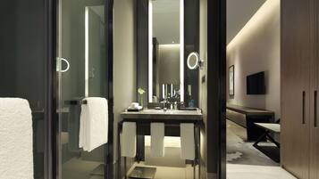 Standard Single Room, 1 King Bed, Courtyard View | Living area