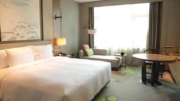 Standard Single Room, 1 King Bed, Courtyard View | In-room safe, desk, laptop workspace, blackout drapes