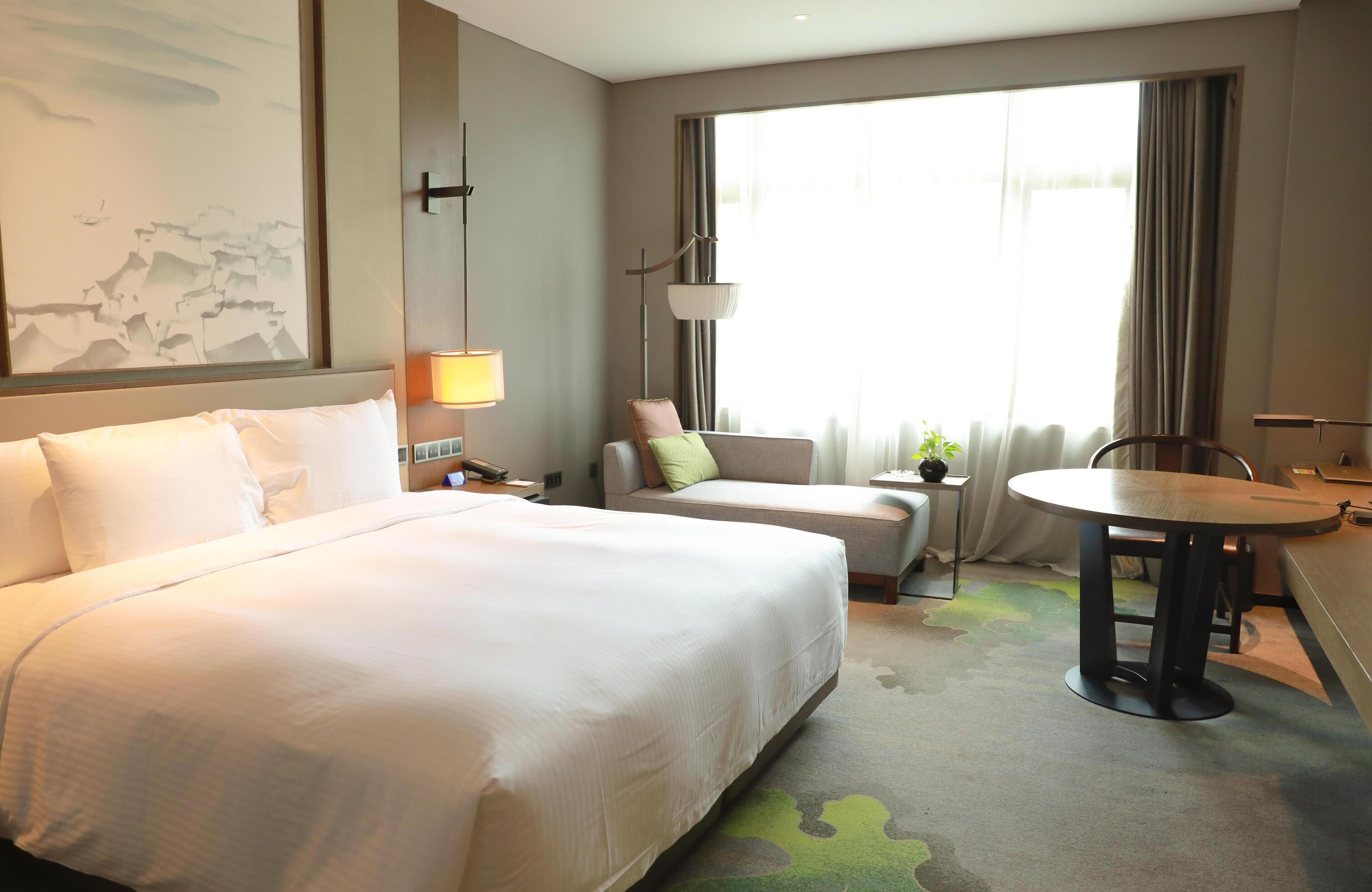 Chambre Simple Standard, 1 très grand lit, vue cour intérieure