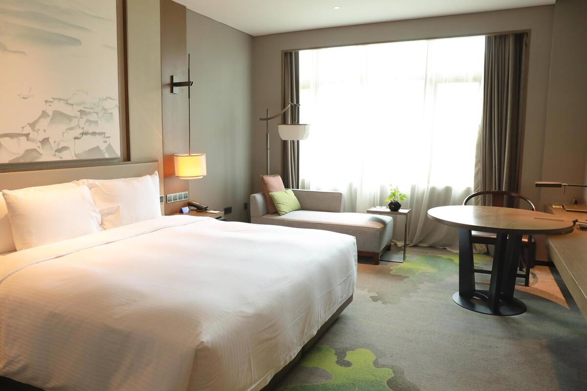 Standaard tweepersoonskamer, voor 1 persoon, 1 kingsize bed, uitzicht op binnenplaats | Donzen dekbedden, bedden met traagschuimmatras, een minibar