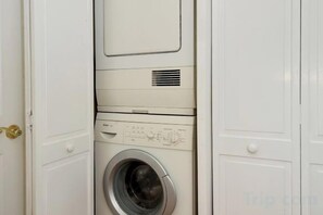Unclassified image, 5 of 5, button - Charming 3-Bedroom Apartment in Midtown West (New York)