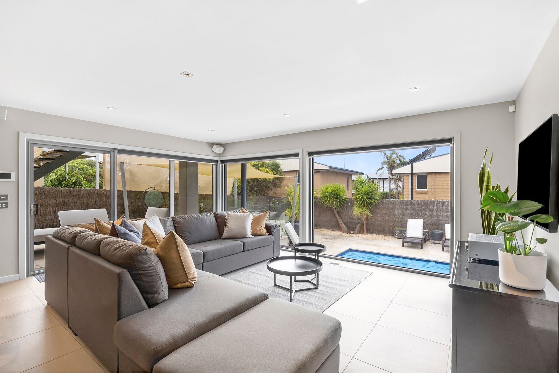 Televisión, libros, estéreo y oficina 