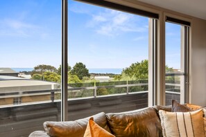 تلفزيون، كُتُب، ستيريو، مكتب