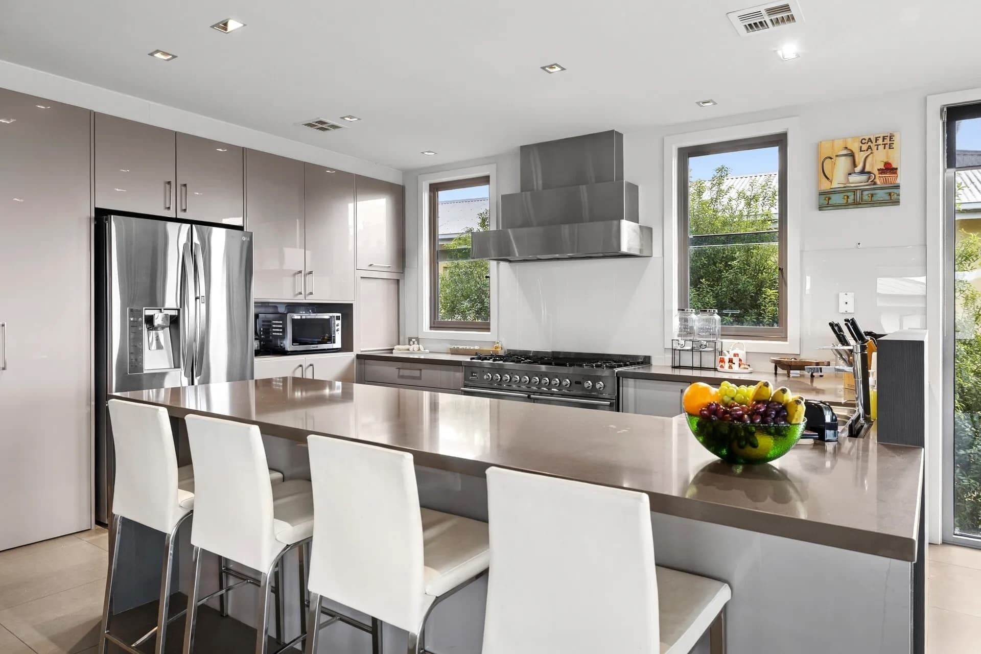 Geladeira, micro-ondas, fogão, cooktop