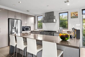 ثلاجة، ميكروويف، فرن، موقد طهي مسطح