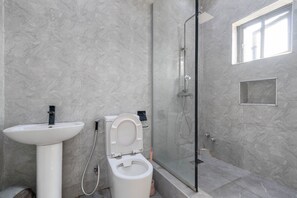 Shower, towels, soap, toilet paper - 3bed in Lekki Phase 1 - 24/7 Power, Pool, Mini-Gym (Lagos)