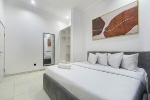 3 makuuhuonetta, työpöytä, silitysrauta/-lauta, ilmainen Wi-Fi