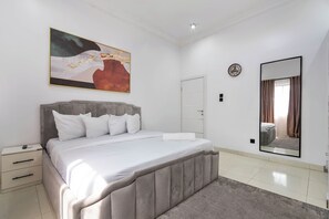 3 chambres, bureau, fer et planche à repasser, accès au Wi-Fi (inclus)