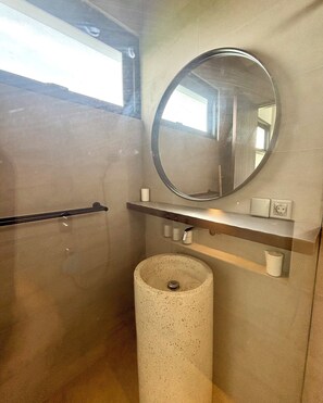 Towels, soap, shampoo, toilet paper - Verdana Cemagi (Cemagi)