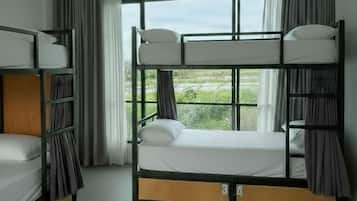 Meja kerja, ruang kerja ramah laptop, dan Wi-Fi gratis