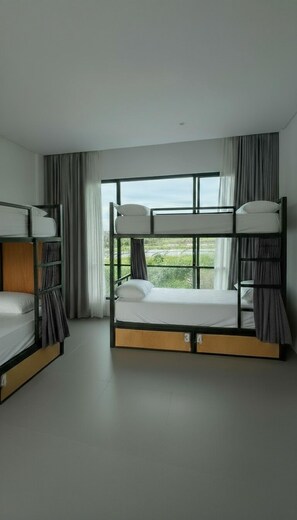 Skrivebord, skrivebord for bærbar PC og wi-fi (inkludert)