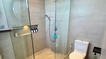 Handuk, sabun, sampo, dan tisu toilet