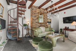 TV - The Bourbon Boudoir - 2 Bedroom Luxe (New Orleans)