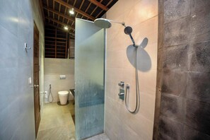 Shower, towels, soap, shampoo - Kayu Jati Cottages (Penida Island)