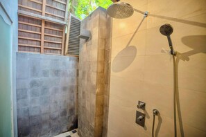 Kamar Double atau Twin Standar | Kamar mandi | Shower, handuk, sabun, dan sampo