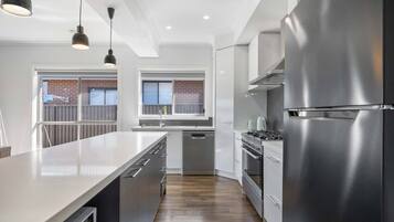 Køleskab, mikrobølgeovn, ovn, kogeplade