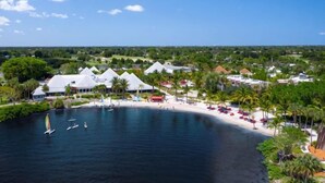 Una località balneare con accesso diretto alla spiaggia, diversi edifici e un porto turistico.