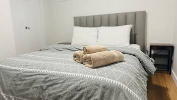 1 chambre, fer et planche à repasser, lit de bébé portatif