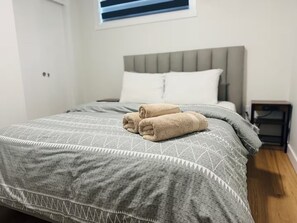 1 slaapkamer, een strijkplank/strijkijzer, reisbedje, gratis wifi