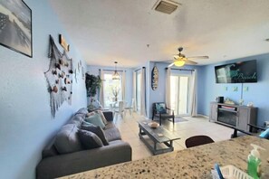 Living area - Navarre Beach Landing - 5 min walk to beach, amazing pool, close to pier (Pensacola Beach)