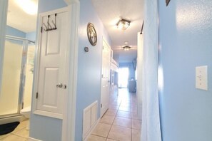 Room - Navarre Beach Landing - 5 min walk to beach, amazing pool, close to pier (Pensacola Beach)