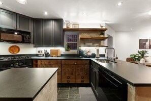 ثلاجة، ميكروويف، فرن، موقد طهي مسطح