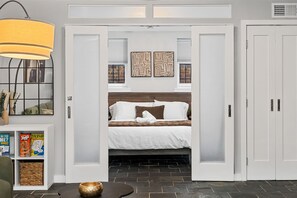 2 bedrooms, iron/ironing board, travel crib, free WiFi - Midterm/Longterm Stay in Modern 2BR/2BA in Logan Circle - Walk to Metro & Dining (Washington)