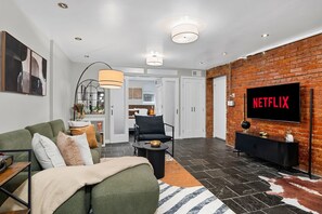 Smart TV - Midterm/Longterm Stay in Modern 2BR/2BA in Logan Circle - Walk to Metro & Dining (Washington)