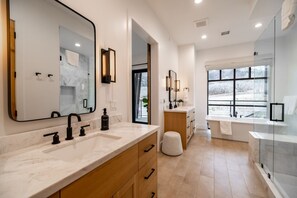 Hair dryer - Walk to Ski or Free Shuttle and Ski Slope Views- Free Ski Waxs, hot tub, backyard and local discounts (Park City)