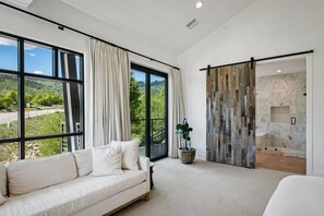 Interior - Walk to Ski or Free Shuttle and Ski Slope Views- Free Ski Waxs, hot tub, backyard and local discounts (Park City)