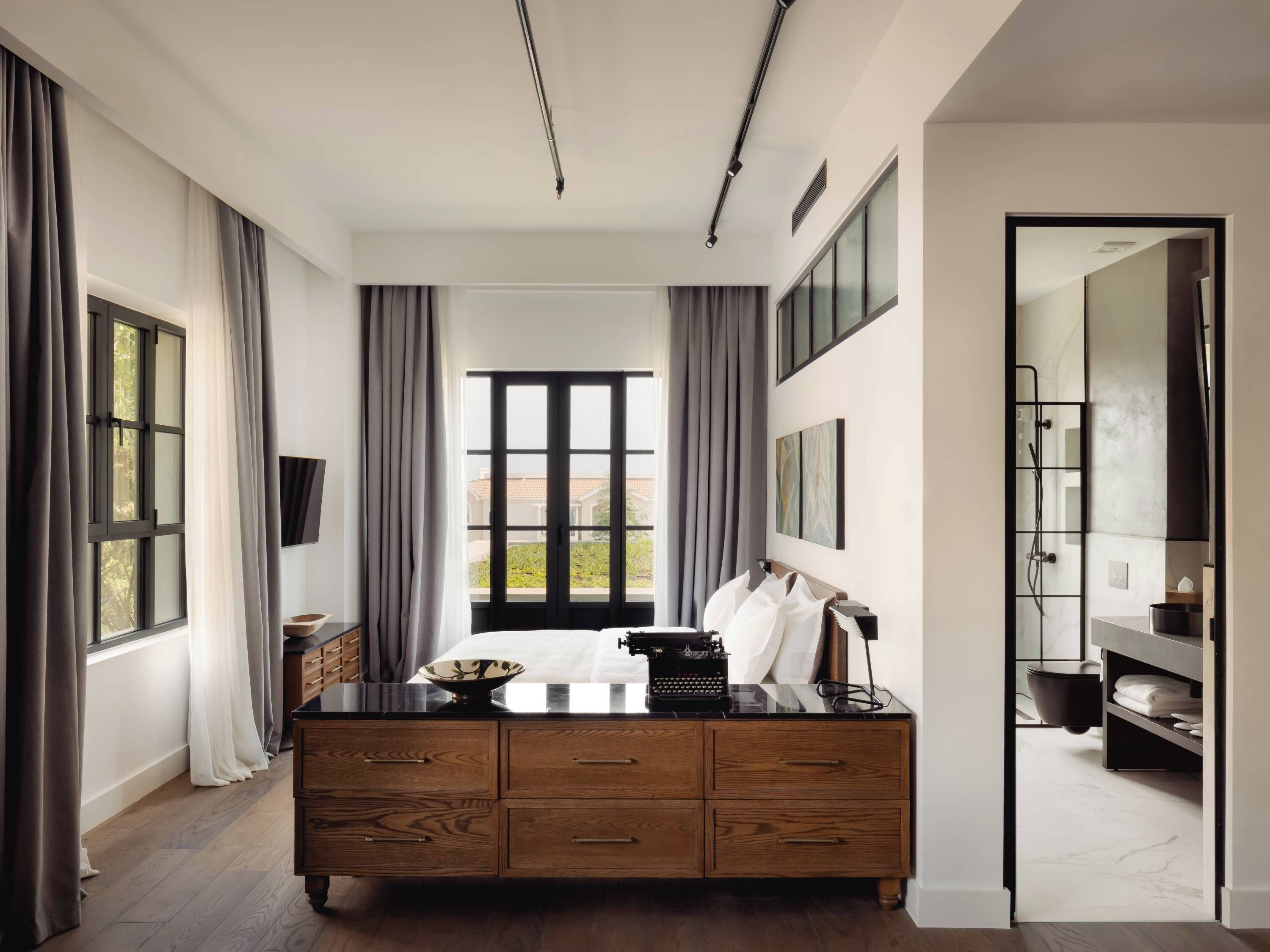 客房, 转角 (Svjetlo) | 客房内保险箱、床单